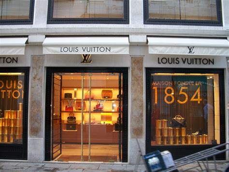 Louis Vuitton stores italy